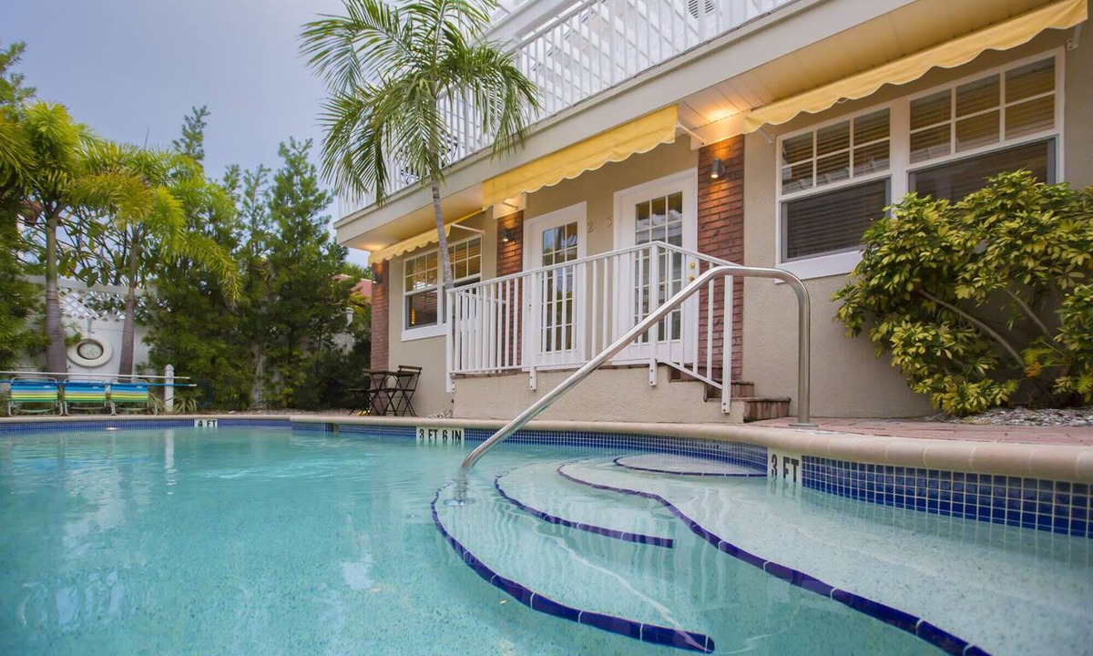 Pass-a-Grille Apartment | Clean & Cozy Stay - King Bed, Pool, Close to Beach