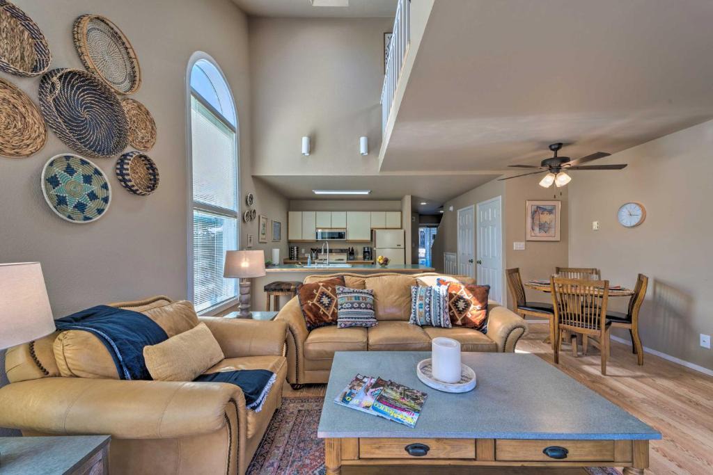 Cloudcroft House | Cloudcroft Townhome w/Deck - 1 Mi to Burro Ave!