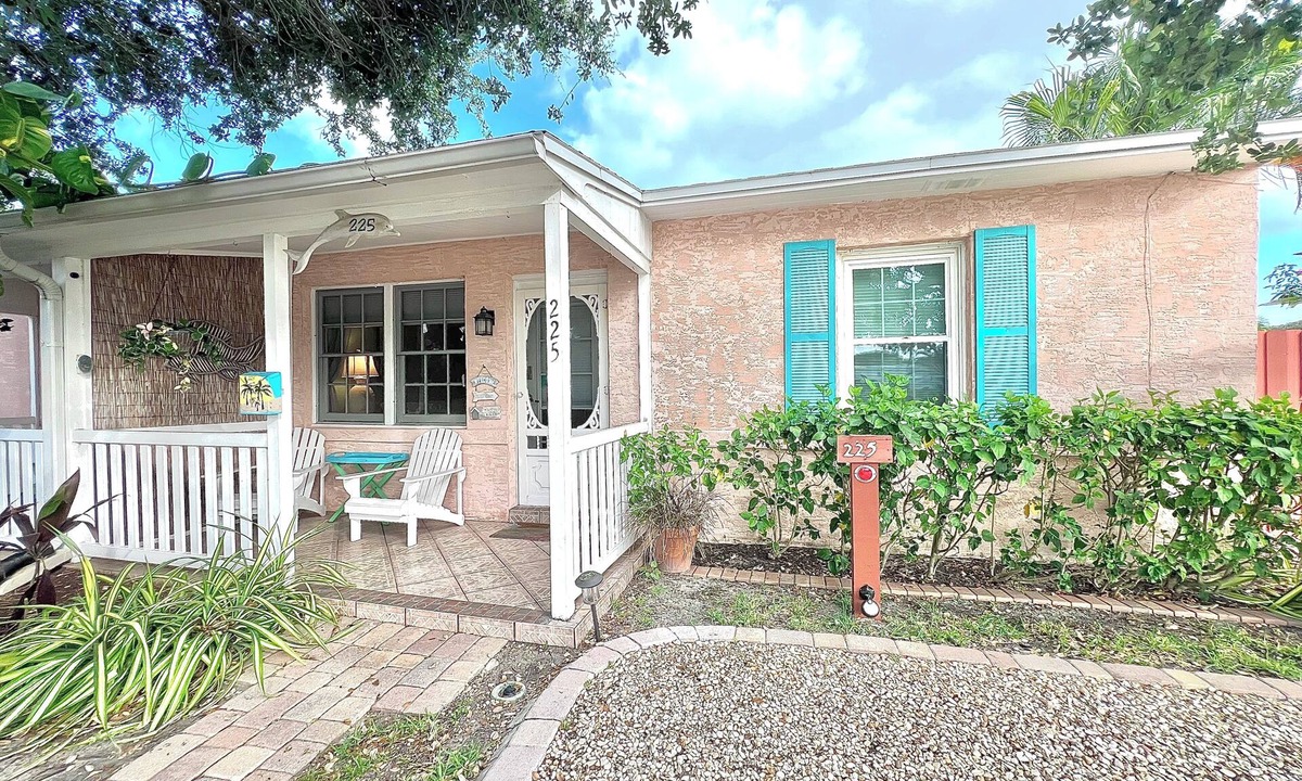Cocoa Beach Cottage | Coastal Cottage 225 - Walk to Beach, King Bed