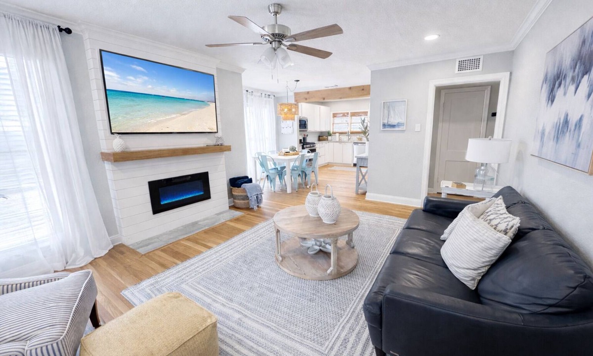 Tech Terrace House | ⛵️Coastal Retreat at Tech Terrace 3/2 Remodeled 2 Kings