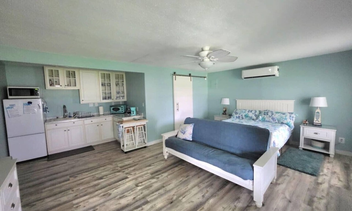 Palacios Apartment | Coastal Studio – Screened Porch, Bay Views & 1.5-Mile Lighted Seawall