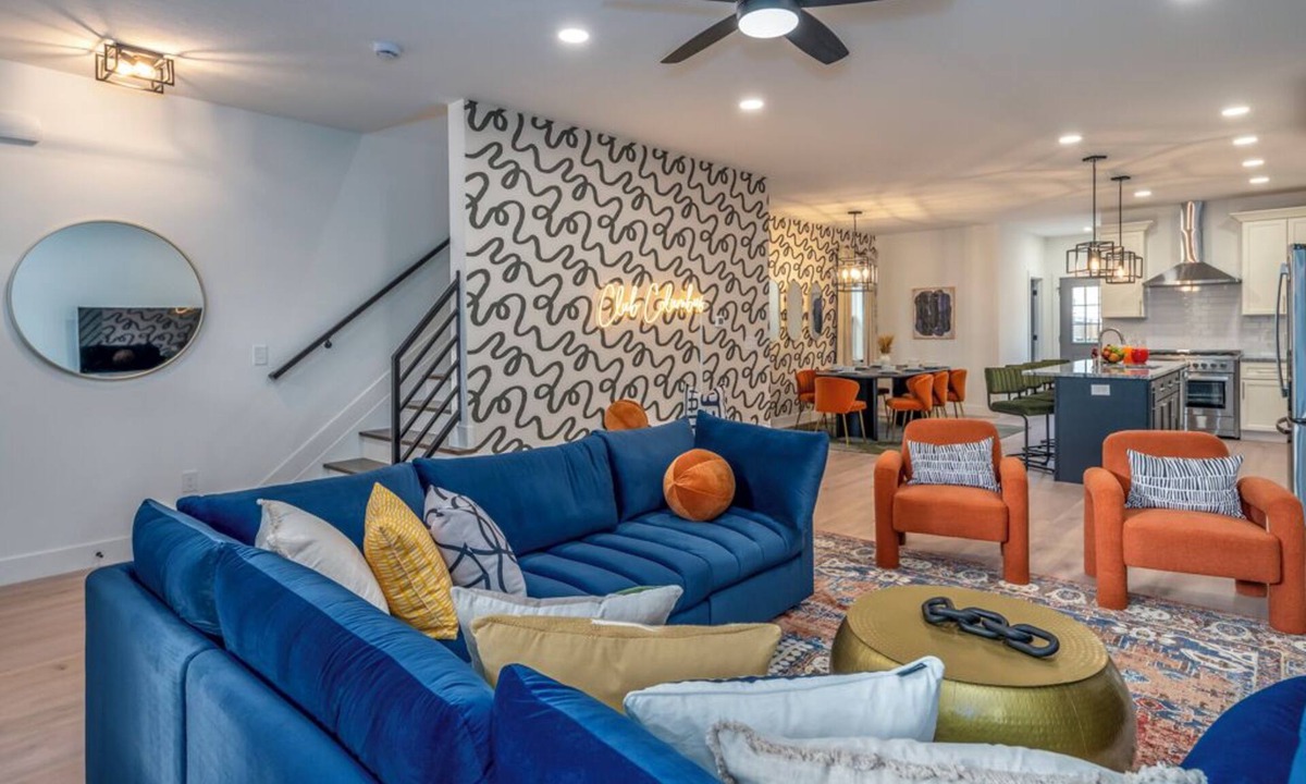 Near East Columbus House | Columbus Lounge: Hot Tub, Game Room, Karaoke, BBQ, and an Outstanding Backyard.