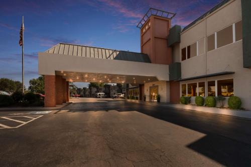 Lawton Hotel | Comancheria Hotel & Convention Center