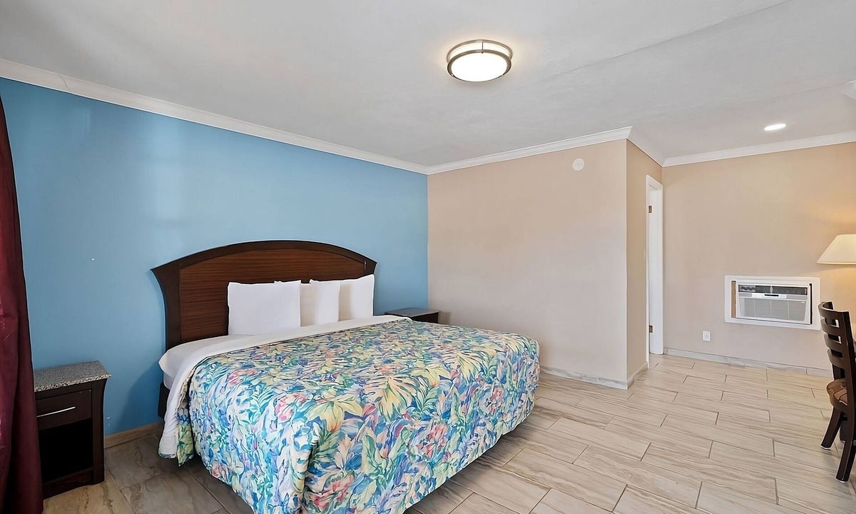 Beeville House | Comfort & Convenience! Free Parking, Near Chili’s Grill & Bar