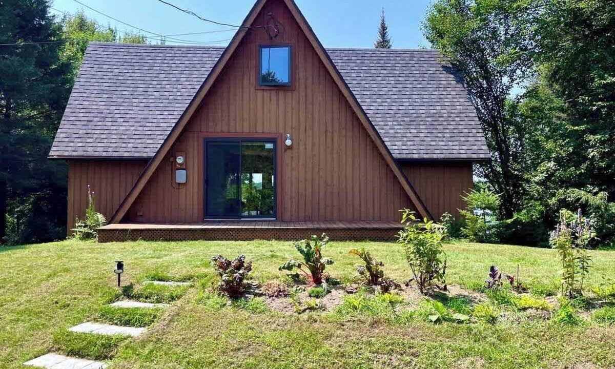 Saint-Aime-du-Lac-des-Iles Ski Chalet | Comfort & Lake Access | Au Pic du Lac