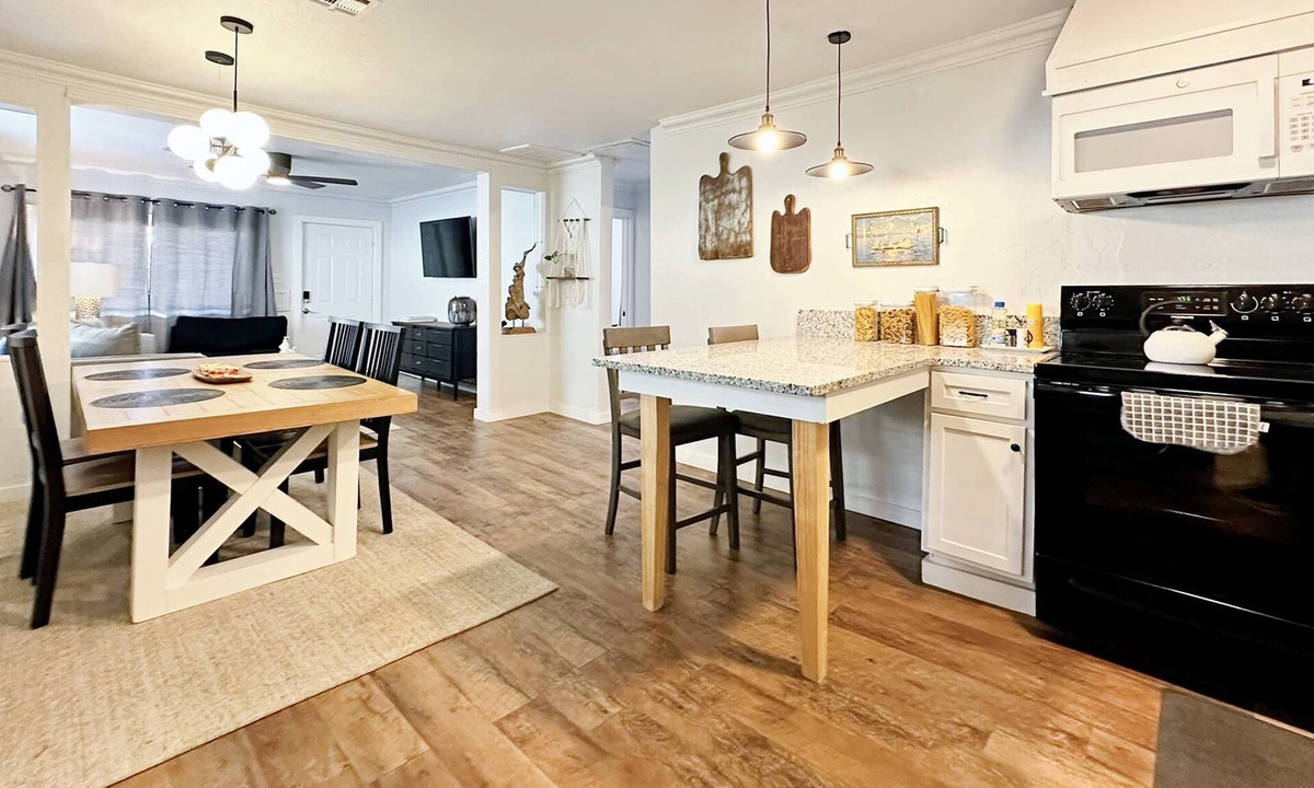 Central Oklahoma City Apartment | Comfortable 2BR 4 mins from OCU — guests book it again #19A