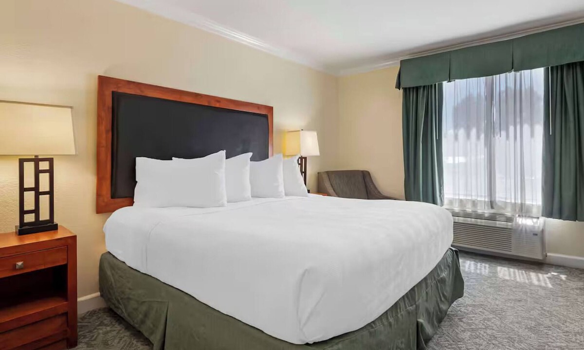 Eagle Hotel | Comfortable King Room | Pool, Parking