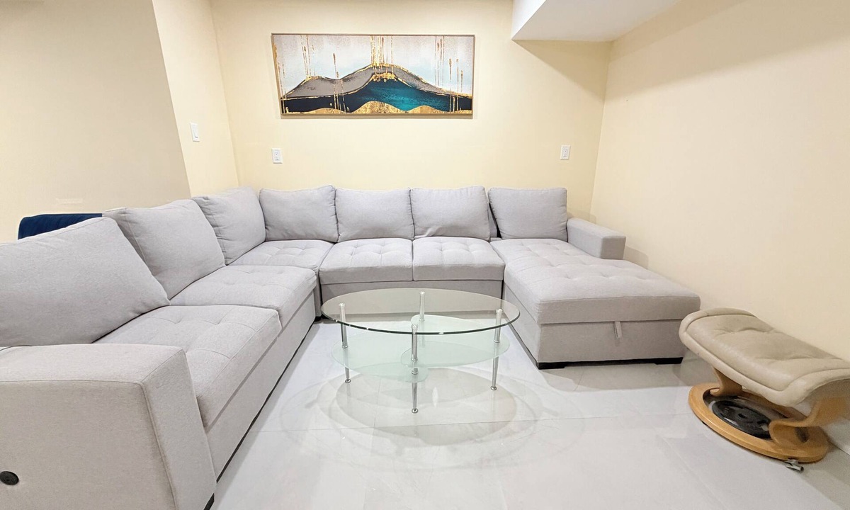 Streetsville Apartment | Comfy One Bedroom Basement Apartment near Heartland- Sleeps 6
