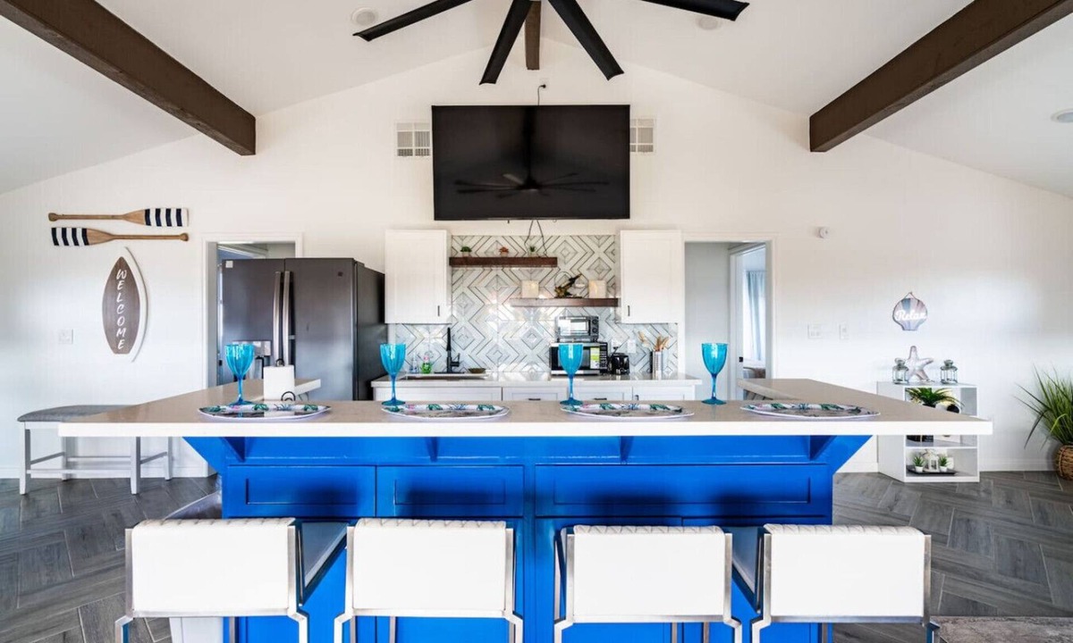 Galveston House | Comfy triplex unit perfect for small groups and families