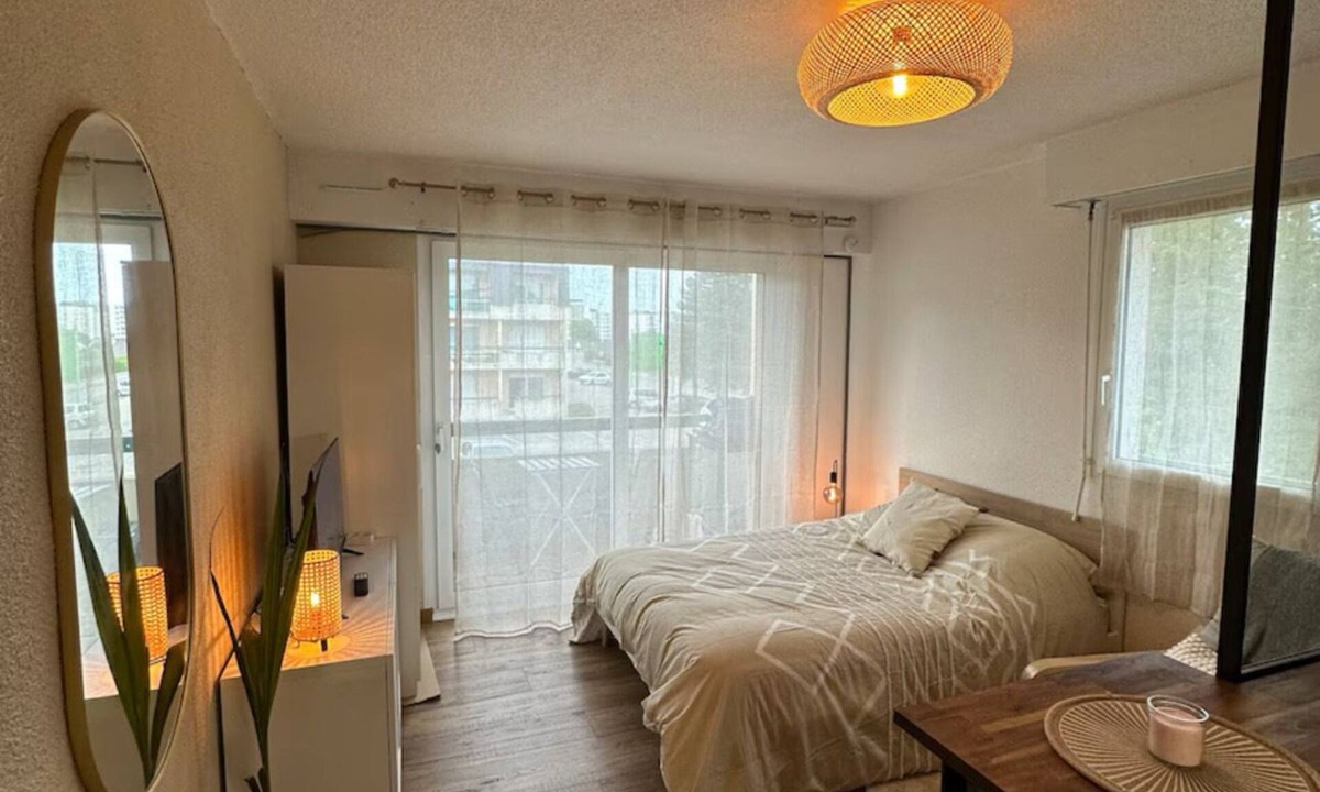 Octeville Apartment | Cosy apartment with balcony + parking - quiet 2 steps from downtown