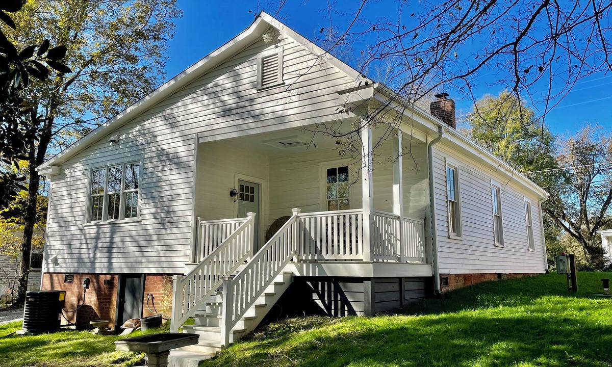 Milton Cottage | "Cottage on the Hill" Milton, NC 2.1 miles to VIR