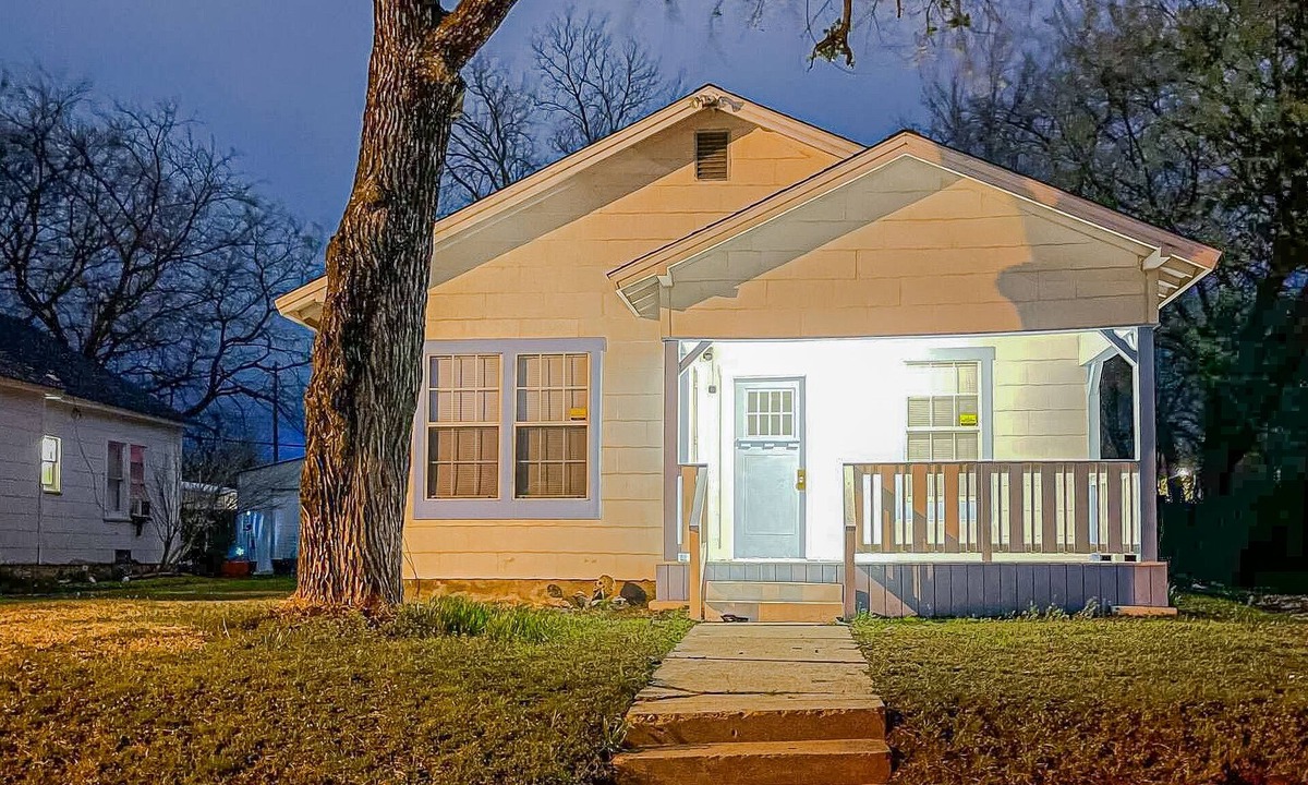 Ardmore House | Countryside house with porch, backyard, washer/dryer, & central AC- dog-friendly