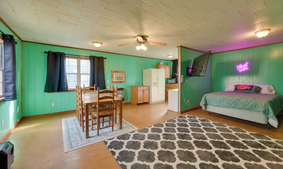 Fort Gaines Apartment | Couple’s Retreat w/Dock Access on Lake Eufaula!