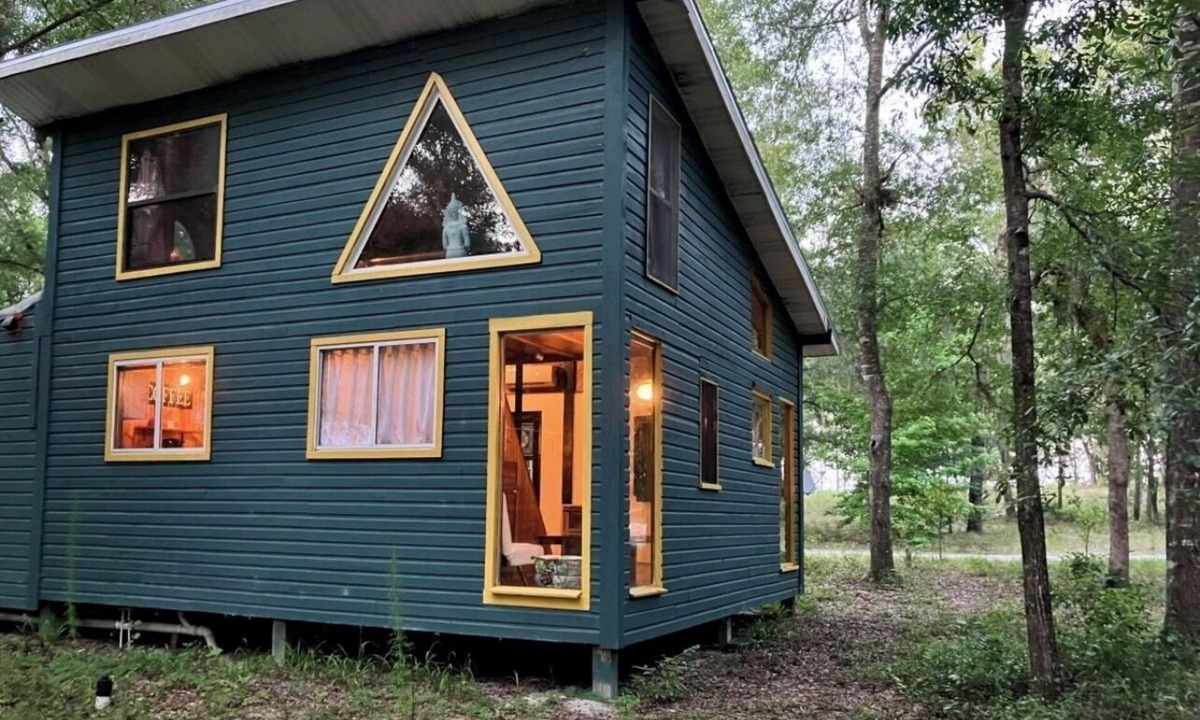 High Springs Cabin | Cozy 1 bedroom with loft cabin in High Springs 7 minutes from Ginnie Springs