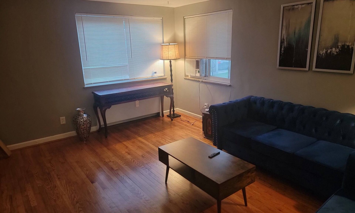 Roselawn Finance Apartment | Cozy 2 bedroom Apartment close to kenwood mall and all major amentiies