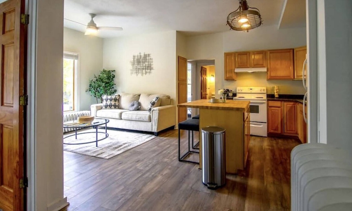 Des Moines Apartment | Cozy 2 BR Pad by Drake, Parking & Wi-Fi