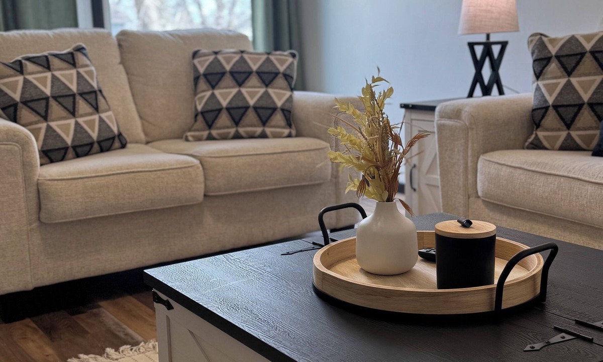Oshkosh House | Cozy 2BR Firepit Minutes to Downtown & UW Campus Near Lake Winnebago