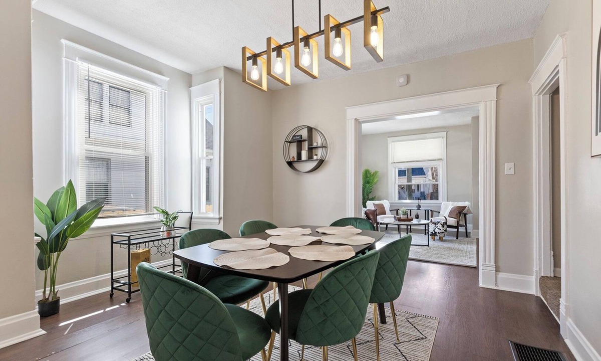Roselawn Finance Apartment | Cozy 3BR w/Office Parking Ideal for Travel Pros