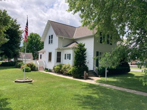 Algoma House | Cozy Algoma Retreat! Minutes to Beach and Downtown!