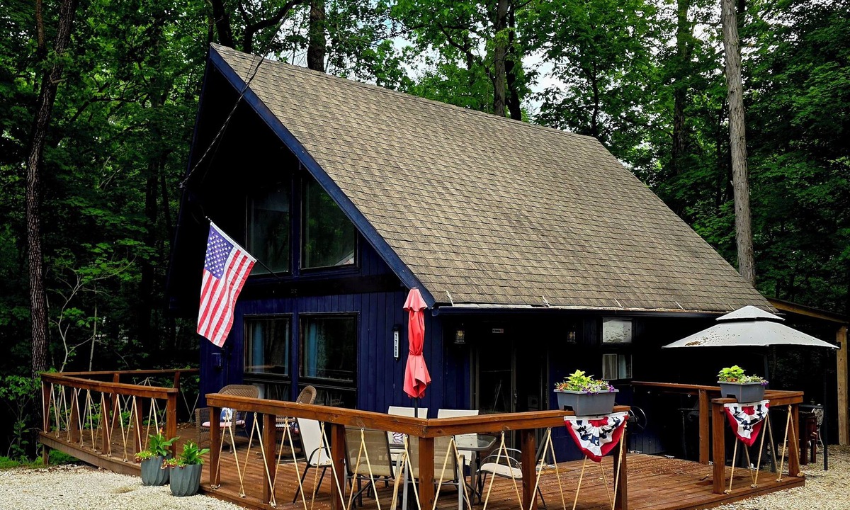 Bellmore Cabin | Cozy Cabin- A-Frame style cabin with Loft.