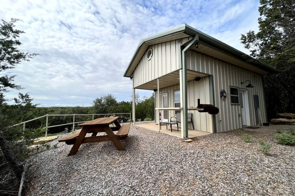 Jacksboro Cabin | Cozy Cabin for Glamping Stay on Lake Godstone, Texas