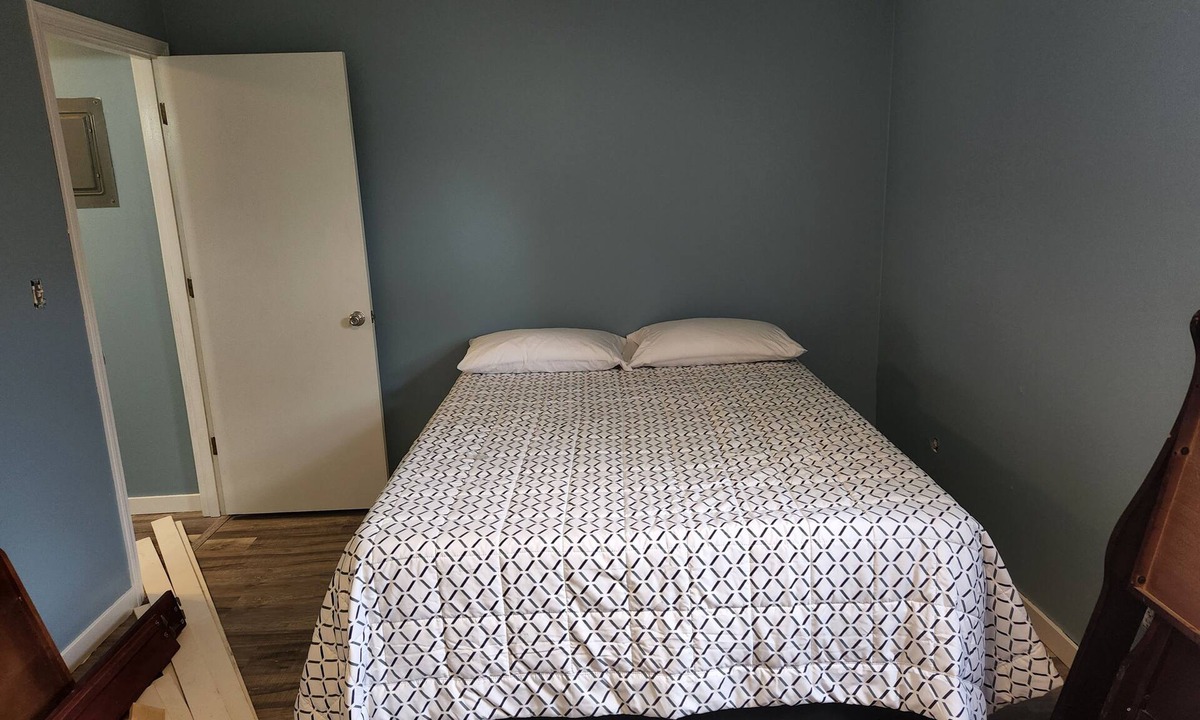 Sunset Hills Condo | Cozy Condo with community pool near Kansas University