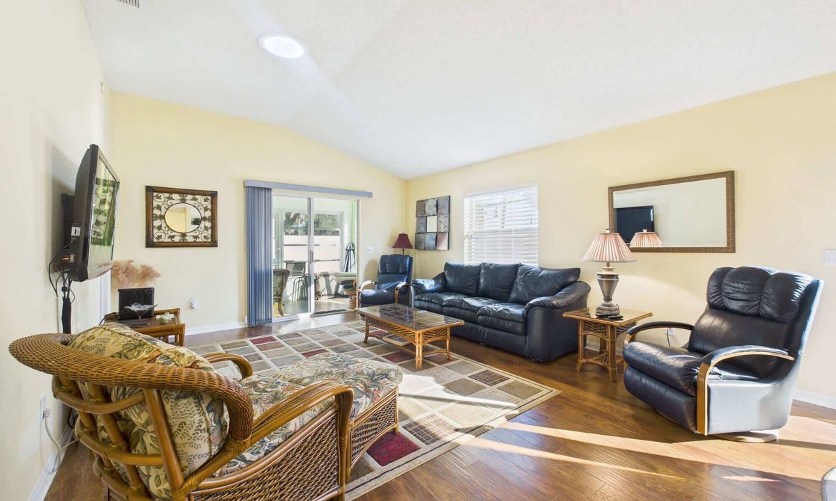 The Villages House | Cozy Courtyard Villa with Pool in De La Vista