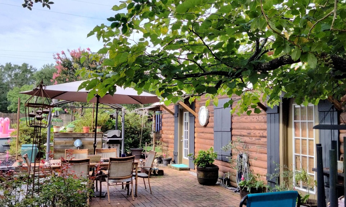 Waveland House | Cozy Downstairs Unit located down the street from the beaches, and Swimming Pool
