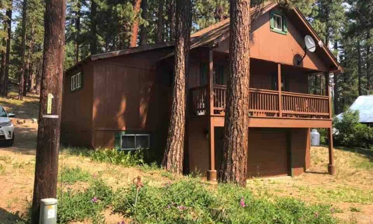 Calpine Cabin | Cozy Historic Mountain Cabin