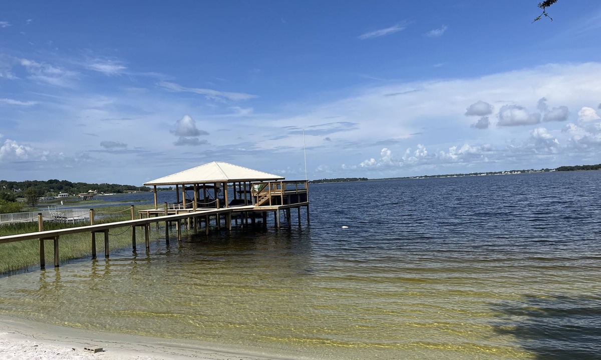 Babson Park Cabin | Cozy lake house with private beach and boat dock on Crooked Lake in central FL