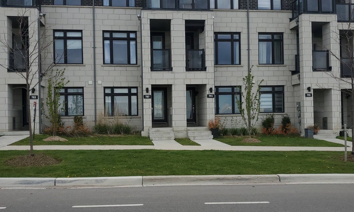 Clarington House | Cozy Lakeside Views Getaway,Balcony, Water Views,Calm & Welcoming.