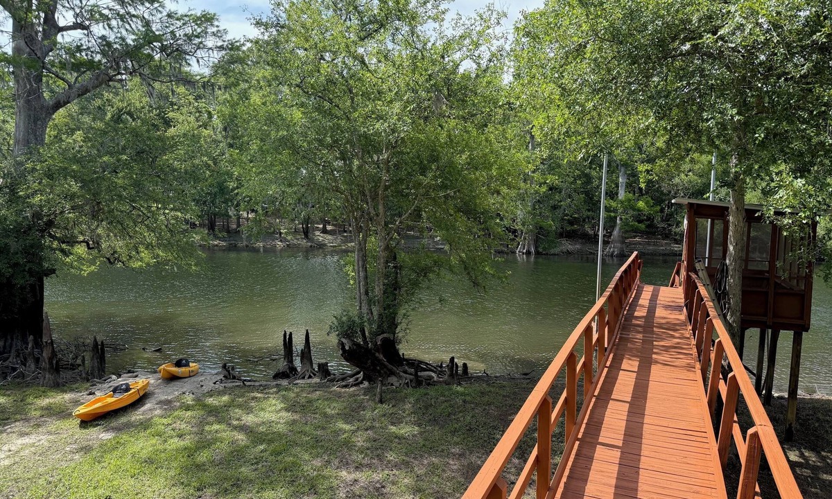 Branford Cabin | Cozy Log Cabin Retreat on the Santa Fe River – Nature, Kayaking & Relaxation!