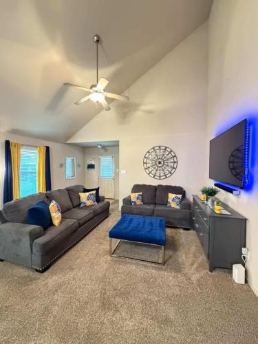 Porter House | Cozy & Modern 3BR Home Covered Patio With TV