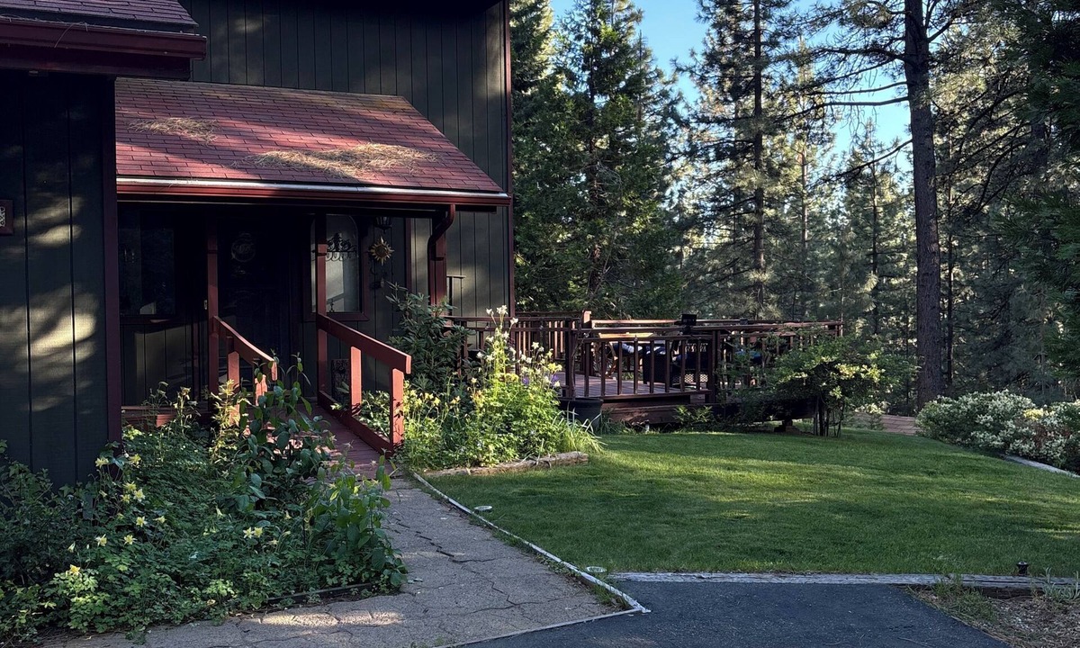 Beckwourth Ski Chalet | Cozy, peaceful mountain retreat in Lake Davis, Portola. Outdoor lover getaway!