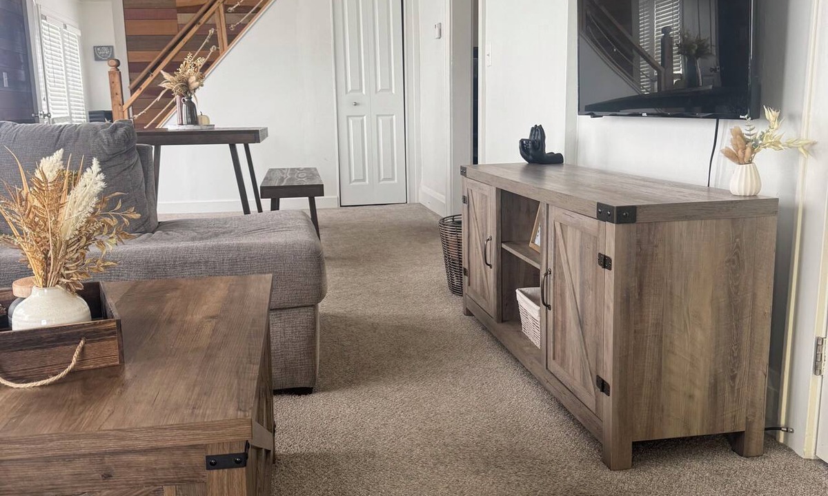 Oshkosh House | Cozy Retreat Fireplace Loft Walk to Park & Lake