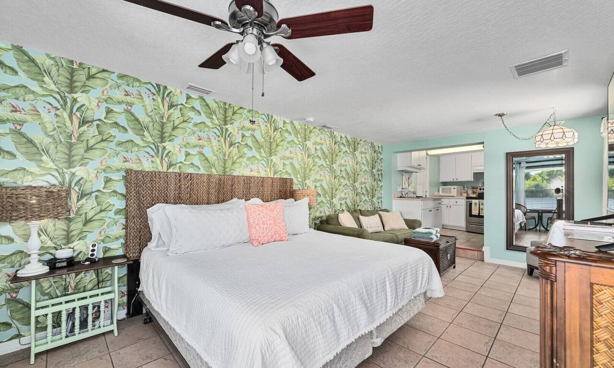 Historic Downtown Melbourne Apartment | Crane Creek Inn Dolphin Suite: Waterfront Pool!