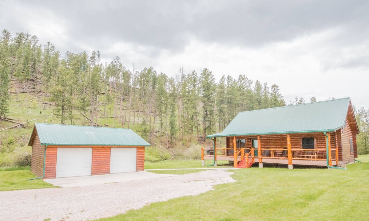 Hill City Cabin | Creekside Log Cabin on Mickelson Trail