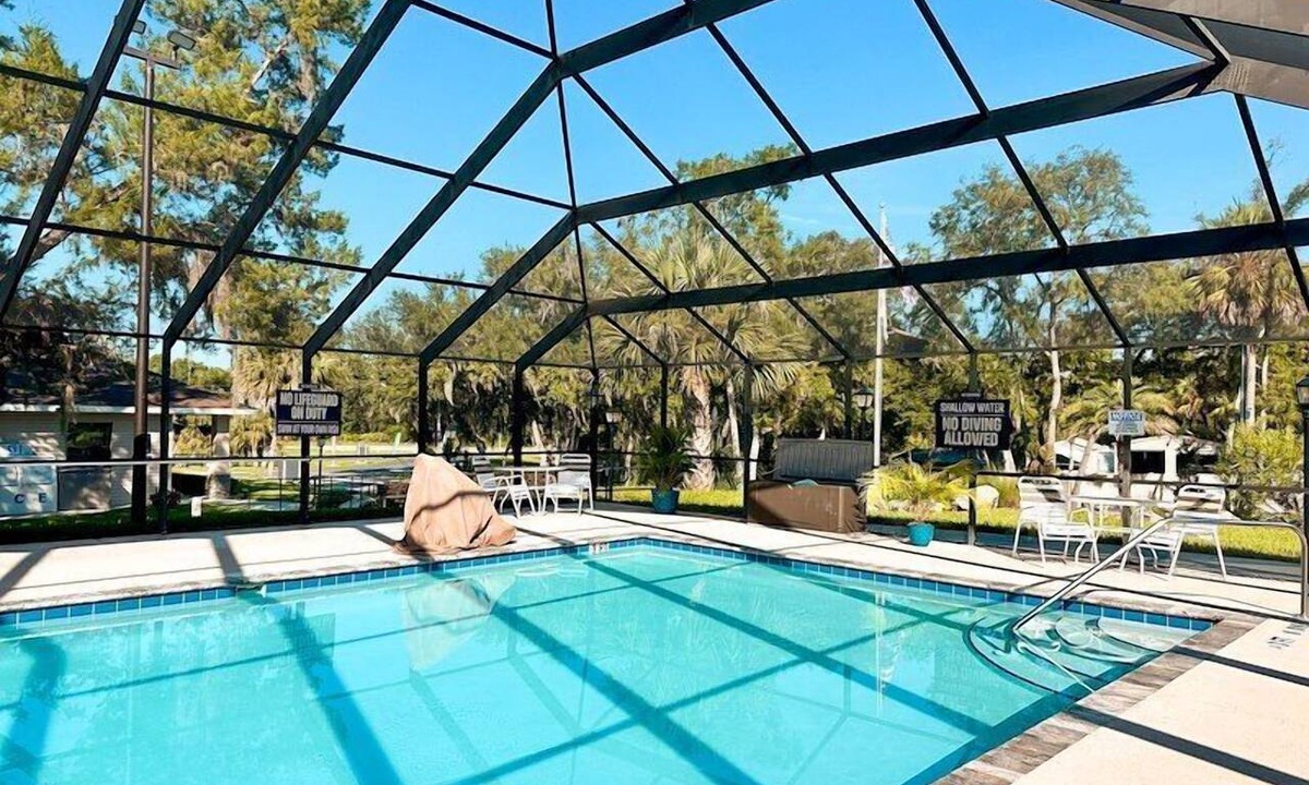 Crystal River House | Crystal River Resort Cabin w/Pool & Boat Parking