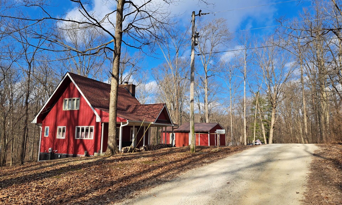 Freedom House | Cute and cozy cabin with 2 bedrooms in peaceful Gosport Indiana.