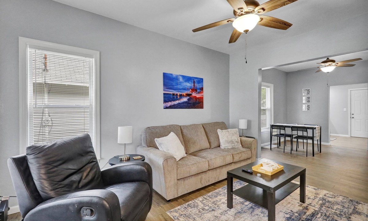Lansing House | Cute | Steps to MSU | Fast Hwy Access | Functional