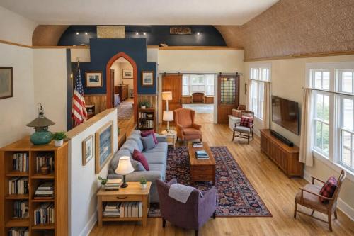 Oshkosh House | Dancing Moon Luxury Loft and Event Space - Sleeps 12