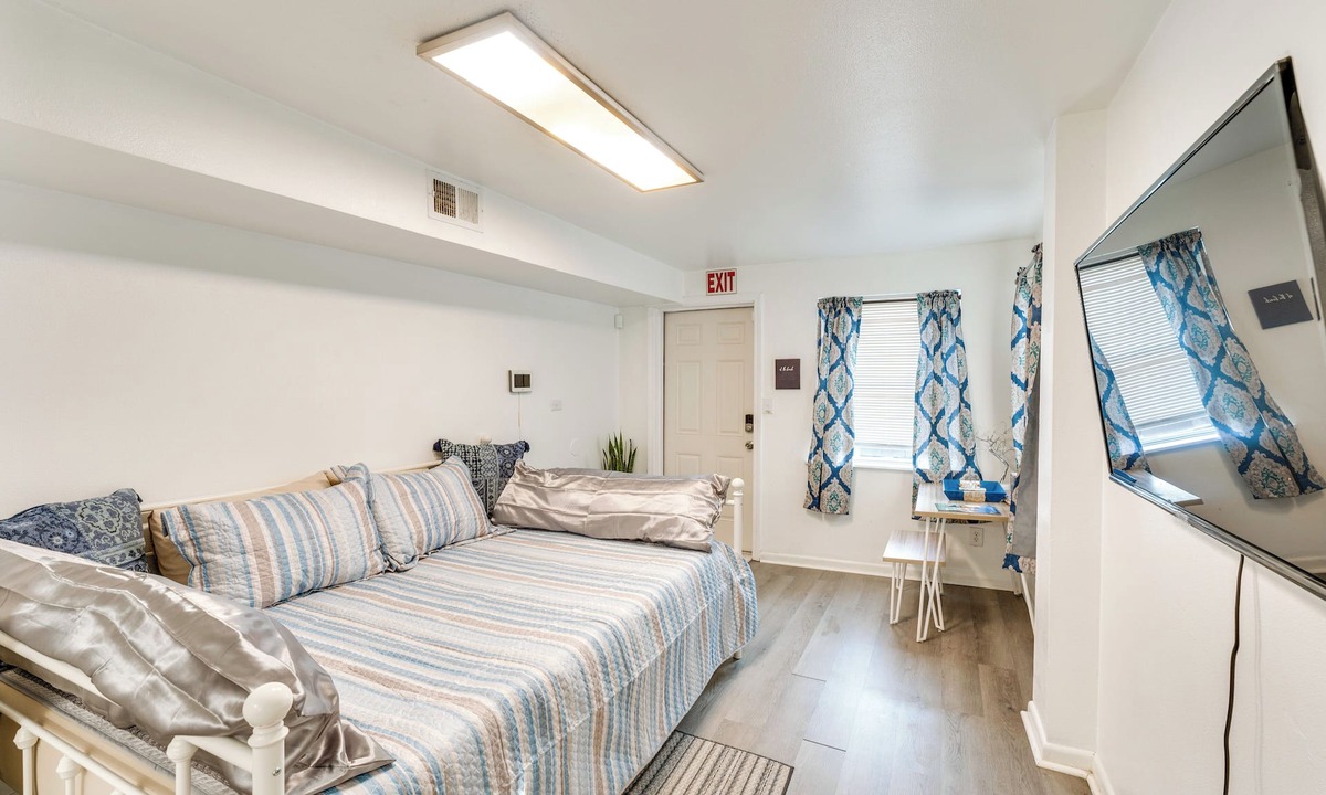 Smith's Memento Apartment | Daytona Beach Studio: Walk to Boardwalk + Pier!