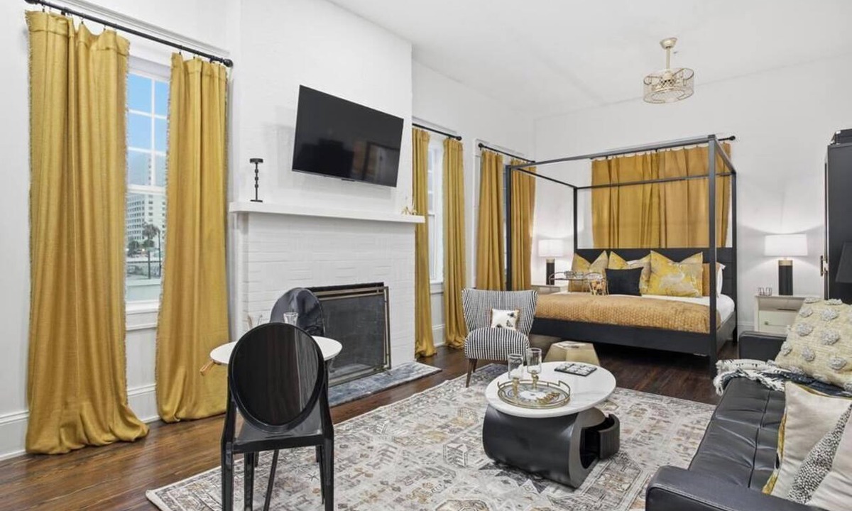 Downtown Jacksonville Apartment | Decadent Studio at the Raven Pool OnSite Parking