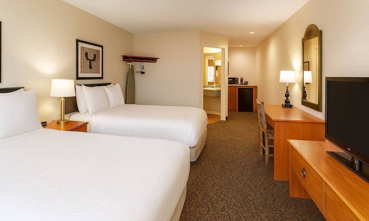 Peoria Hotel | Deluxe 2 Double Beds in Stoney Creek Peoria! Free Breakfast Stay by the I-74