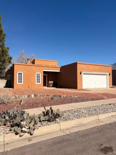 Northeast Heights House | Desert Charm Retreat with Pool Table in NE Heights