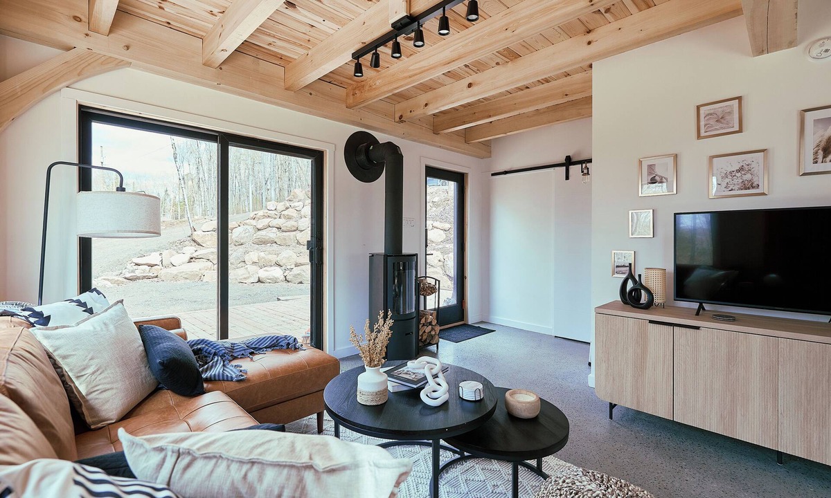 Notre-Dame-du-Laus Cottage | Discover Falcon Ridge's Charming Post and Beam Lake Retreat | Laurentians