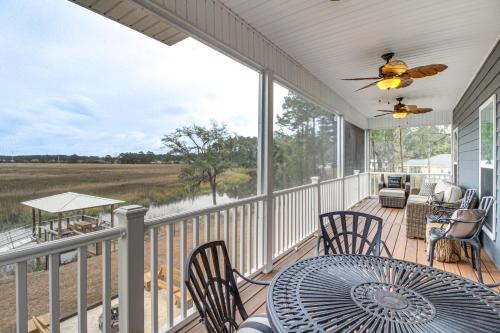 Midway House | Dock & Fire Pit: Waterfront Midway Retreat!