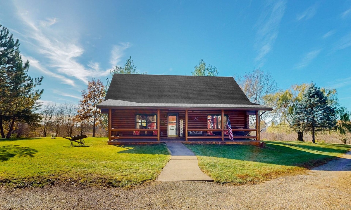 Buffalo Prairie House | Dog-Friendly Rural cabin and loft with foosball table, W/D, near-by golf, WIFI
