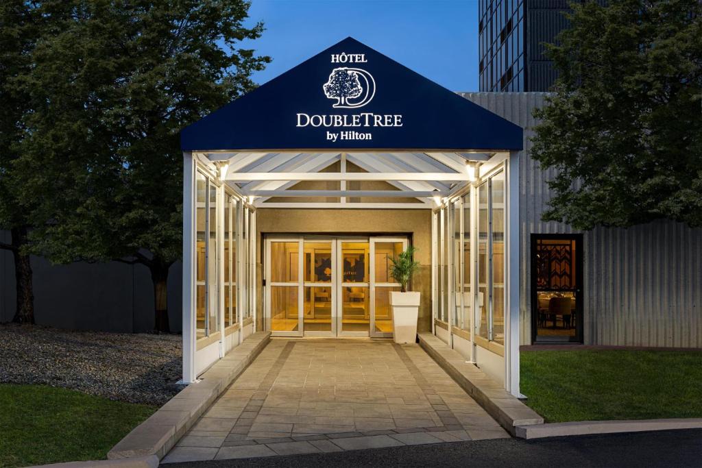 Pointe Claire Hotel | Doubletree By Hilton Pointe Claire Montreal Airport West