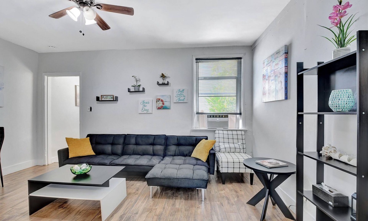 Pineapple Grove Arts District Cottage | DOWN TOWN DELRAY, walk to Atlantic Ave, beach, pets are welcome